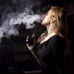 智慧溫控技術實測視覺：玩家使用搭載精準 TCR 晶片的電子菸設備，展示穩定、均質且不乾燒的細膩霧化煙霧表現