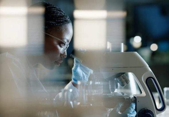 降壓晶片效率主題視覺：對比線性穩壓、異步降壓與同步整流三種電源架構的損耗來源與效率邊界