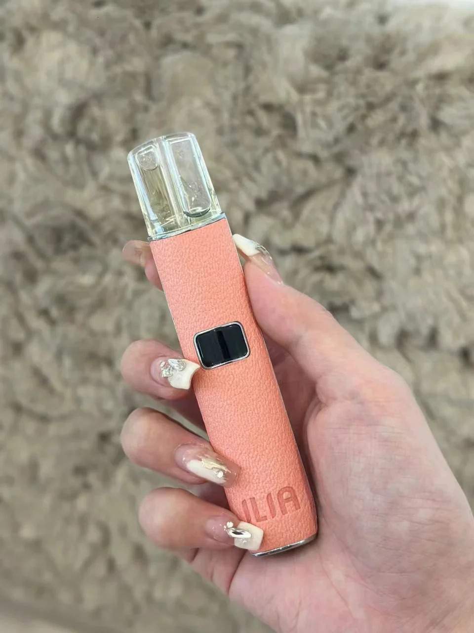 LANA 皮革系列電子煙主機的真實手持質感與現代設計風格展示