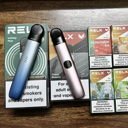 RELX 電子煙主機組合與系列煙彈包裝的實拍展示與操作指南