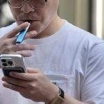 一名使用者專注於掌中的智慧裝置，數據與霧化體驗在數位時代實現了深度連結，體現了個人節奏管理的新高度。