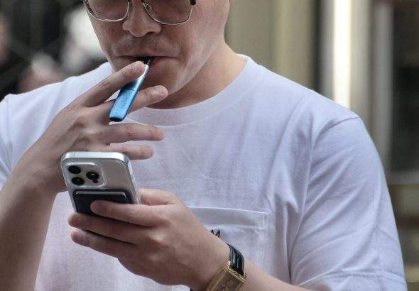 一名使用者專注於掌中的智慧裝置，數據與霧化體驗在數位時代實現了深度連結，體現了個人節奏管理的新高度。