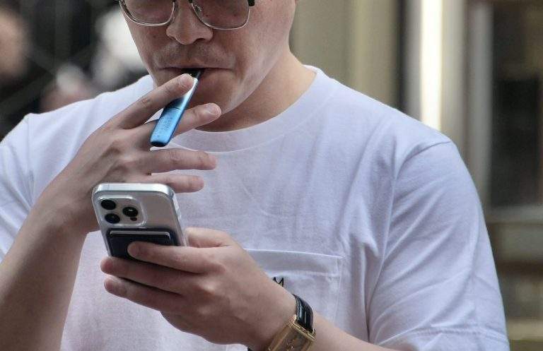 一名使用者專注於掌中的智慧裝置，數據與霧化體驗在數位時代實現了深度連結，體現了個人節奏管理的新高度。